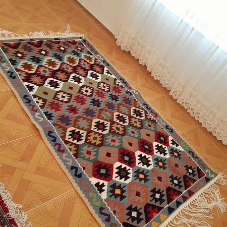 تصویر 2 از گلیم دستباف ایرانی با رنگ بندی چشم نواز و بافت مستحکم